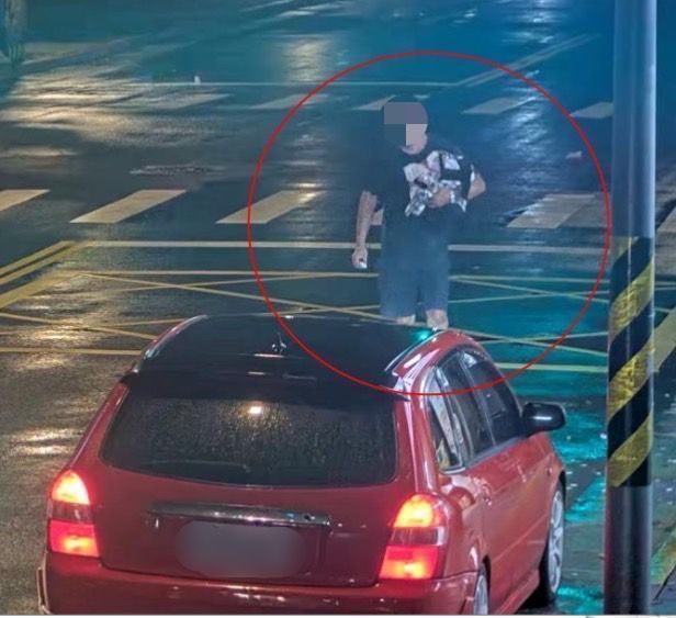 劉男涉偷走自助洗衣店內女性內衣等衣物後開車離去。記者蕭雅娟/翻攝 劉男涉偷走自助洗衣店內女性內衣等衣物後開車離去。記者蕭雅娟/翻攝
