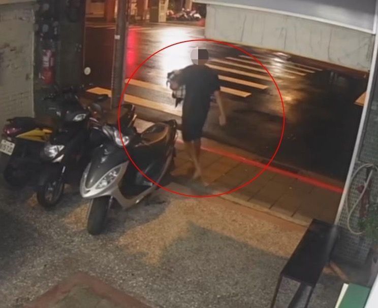 劉男涉偷走自助洗衣店內女性內衣等衣物後開車離去。記者蕭雅娟/翻攝 劉男涉偷走自助洗衣店內女性內衣等衣物後開車離去。記者蕭雅娟/翻攝