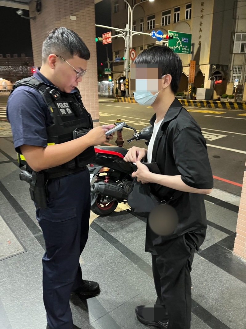 曾姓男子（右）盛裝打扮買要購買1萬元遊戲點數見女網友，警二分局民權派出所警員賀旌迪（左）耐心說明，保住曾男1萬元的積蓄。記者黃宣翰／翻攝