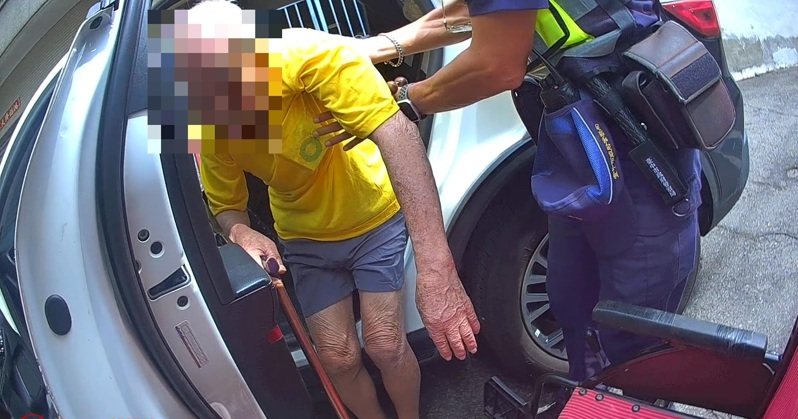 台中一名95歲失智老翁坐輪椅自己去買菸迷路,清水員警推輪椅護送他回家,也勸他為了健康戒菸。圖/警方提供 台中一名95歲失智老翁坐輪椅自己去買菸迷路,清水員警推輪椅護送他回家,也勸他為了健康戒菸。圖/警方提供