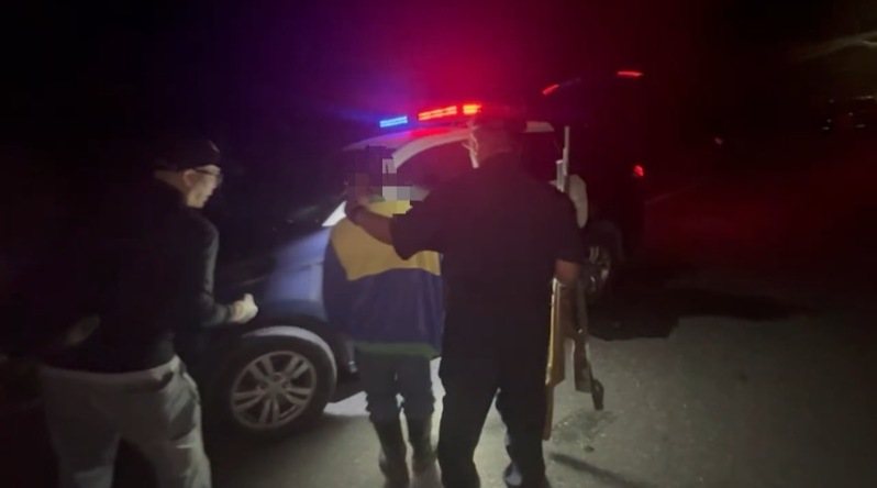 花蓮縣卓溪鄉馬姓獵人昨晚上山打獵,卻被其他獵人誤認為山豬,開槍射擊送醫不治,警方將涉案獵人帶回調查。記者王燕華/翻攝 花蓮縣卓溪鄉馬姓獵人昨晚上山打獵,卻被其他獵人誤認為山豬,開槍射擊送醫不治,警方將涉案獵人帶回調查。記者王燕華/翻攝