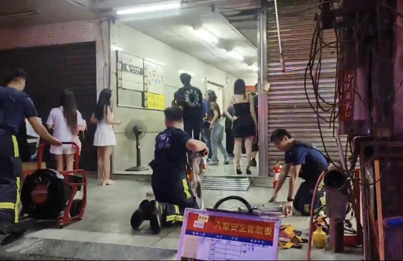 台中市北區公園路的大樓今天凌晨傳出火警，因大樓經營多間酒店、會館，不少女服務生、工作人員避難逃生。圖／讀者提供