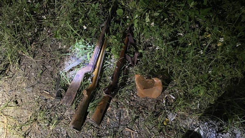 花蓮縣卓溪鄉馬姓獵人昨晚上山打獵,卻被其他獵人誤認為山豬,開槍射擊送醫不治,警方在現場查扣3把獵槍。記者王燕華/翻攝 花蓮縣卓溪鄉馬姓獵人昨晚上山打獵,卻被其他獵人誤認為山豬,開槍射擊送醫不治,警方在現場查扣3把獵槍。記者王燕華/翻攝