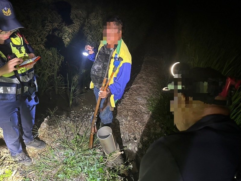 花蓮縣卓溪鄉馬姓獵人昨晚上山打獵,卻被其他獵人誤認為山豬,開槍射擊送醫不治,警方將涉案獵人帶回調查。記者王燕華/翻攝 花蓮縣卓溪鄉馬姓獵人昨晚上山打獵,卻被其他獵人誤認為山豬,開槍射擊送醫不治,警方將涉案獵人帶回調查。記者王燕華/翻攝