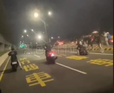 一群青少年在高雄市阿蓮區蓮仁路禁行機車的道路上封路飆車。圖/擷自黑色豪門企業 一群青少年在高雄市阿蓮區蓮仁路禁行機車的道路上封路飆車。圖/擷自黑色豪門企業
