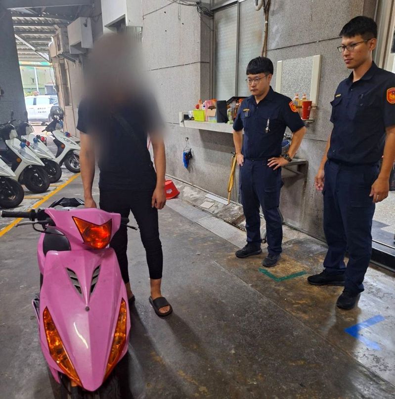 警方找到參與飆車競速的1輛粉紅色機車,車主(左)稱不是他騎的。圖/讀者提供 警方找到參與飆車競速的1輛粉紅色機車,車主(左)稱不是他騎的。圖/讀者提供