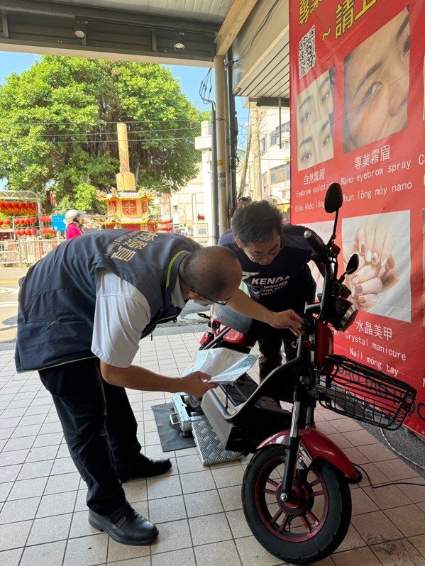微電車未領牌上路即將開罰,此為微電車到點服務實車查核。圖/豐原監理站提供 微電車未領牌上路即將開罰,此為微電車到點服務實車查核。圖/豐原監理站提供