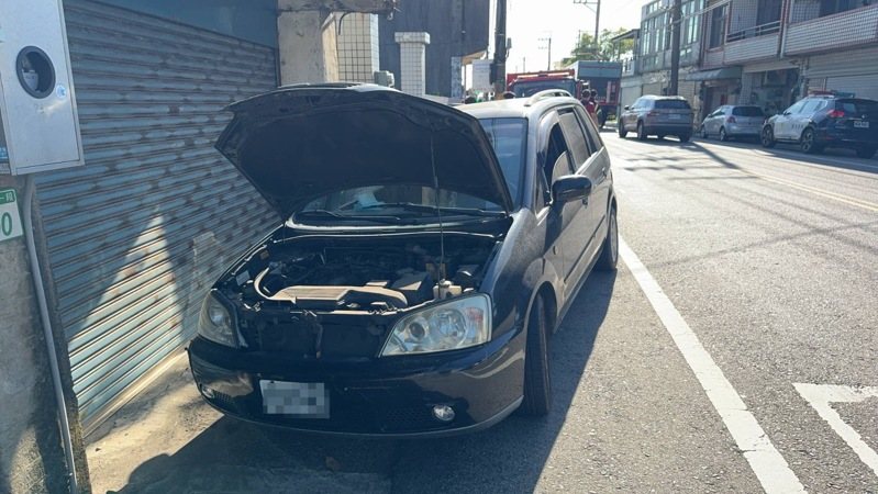 桃園市觀音區67歲廖姓老翁昨下午手術後出院返家,不料車輛開到一半引擎蓋突然冒出白煙,廖翁女兒嚇到趕緊報警求助。記者周嘉茹/翻攝 桃園市觀音區67歲廖姓老翁昨下午手術後出院返家,不料車輛開到一半引擎蓋突然冒出白煙,廖翁女兒嚇到趕緊報警求助。記者周嘉茹/翻攝