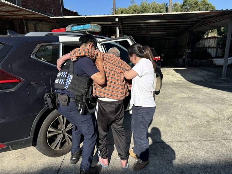 桃園市觀音區67歲廖姓老翁昨下午手術後出院返家,車輛突然冒出白煙,警方獲報到場攙扶廖翁上警車載他回家。記者周嘉茹/翻攝 桃園市觀音區67歲廖姓老翁昨下午手術後出院返家,車輛突然冒出白煙,警方獲報到場攙扶廖翁上警車載他回家。記者周嘉茹/翻攝