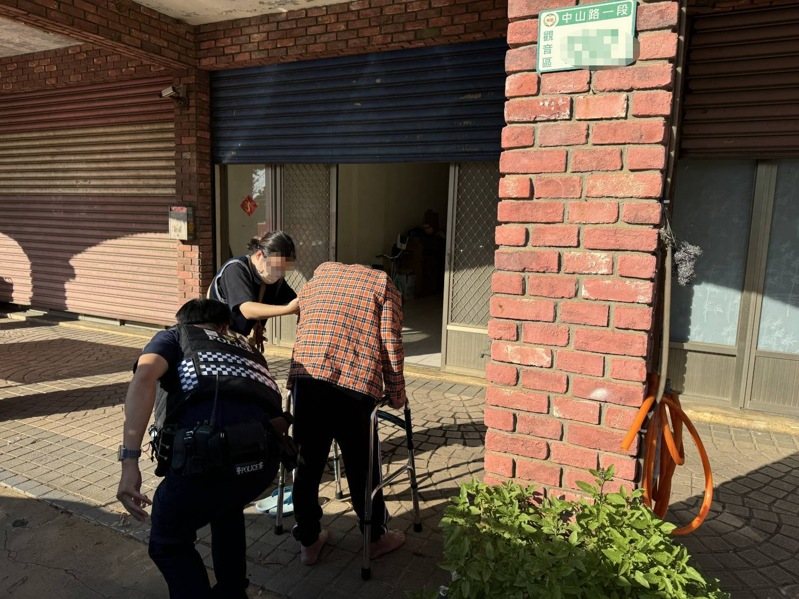 桃園市觀音區67歲廖姓老翁昨下午手術後出院返家,車輛突然冒出白煙,警方獲報到場攙扶廖翁上警車載他回家。記者周嘉茹/翻攝 桃園市觀音區67歲廖姓老翁昨下午手術後出院返家,車輛突然冒出白煙,警方獲報到場攙扶廖翁上警車載他回家。記者周嘉茹/翻攝