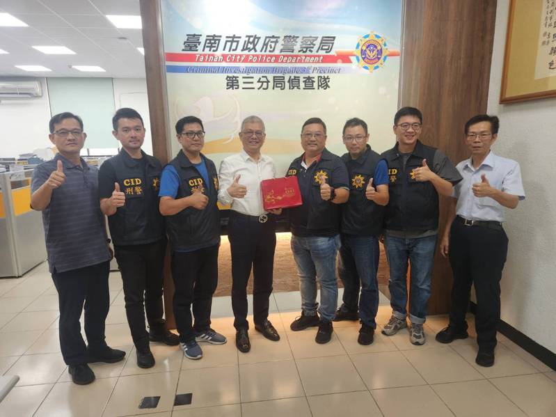 台南市警三分局昨天查獲3名詐騙車手，市警察局副局長戴崇贒（左4）今天頒發破案茶給有功人員。記者黃宣翰／攝影