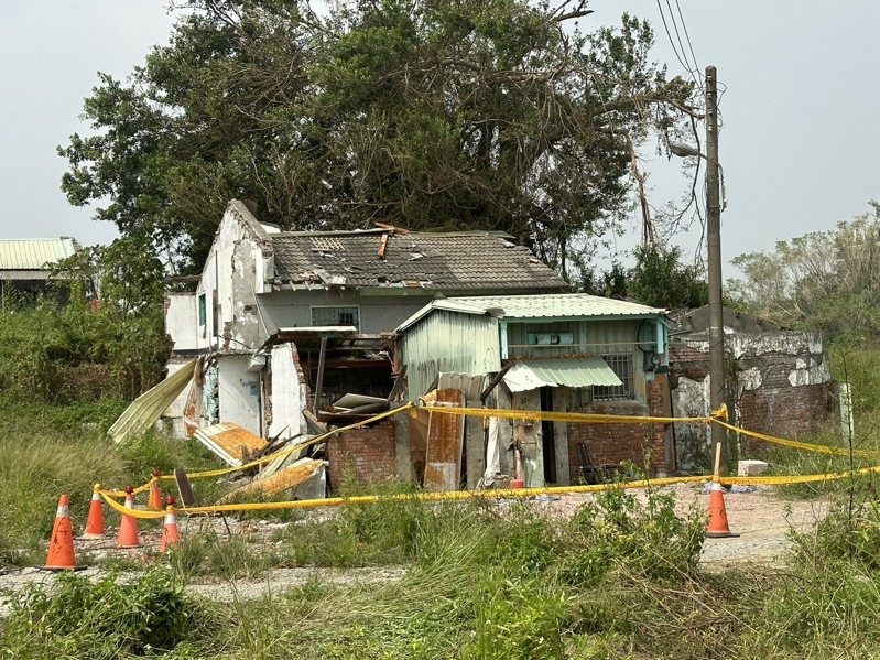 高雄市大寮區拆眷村地上物，發現1名屋主死亡。圖/讀者提供