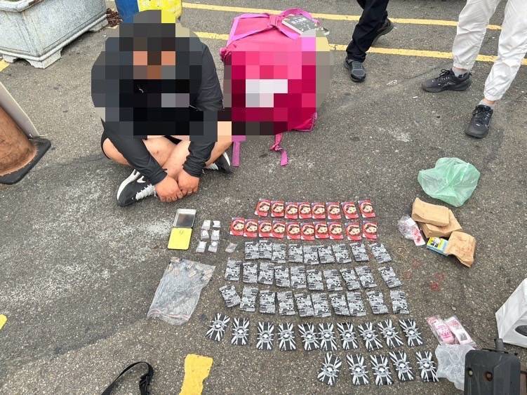 警方當街逮捕賴嫌時,在外送箱內查獲62包毒咖啡包、6包愷他命以及喪屍菸彈9顆等贓證物。圖/警方提供 警方當街逮捕賴嫌時,在外送箱內查獲62包毒咖啡包、6包愷他命以及喪屍菸彈9顆等贓證物。圖/警方提供