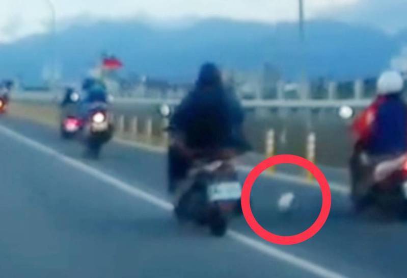 行駛中的機車掉落安全帽，帽子在路面滾跳，左方轎車為閃避自撞蘭陽橋護欄並翻車，下場很慘。圖／警方提供