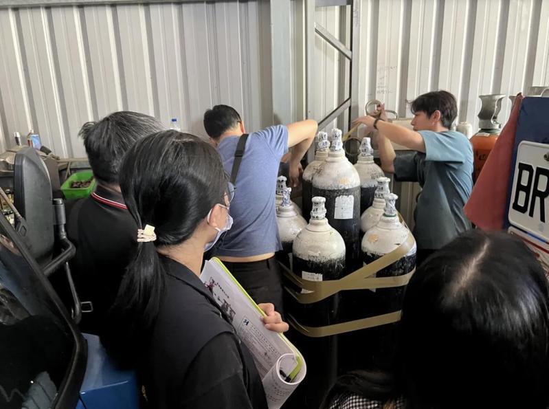 台中市昞暉公司涉嫌以工業用氧氣混充醫用氧氣，市府食藥處與檢調在今年8月間前往搜索。圖／台中市政府提供