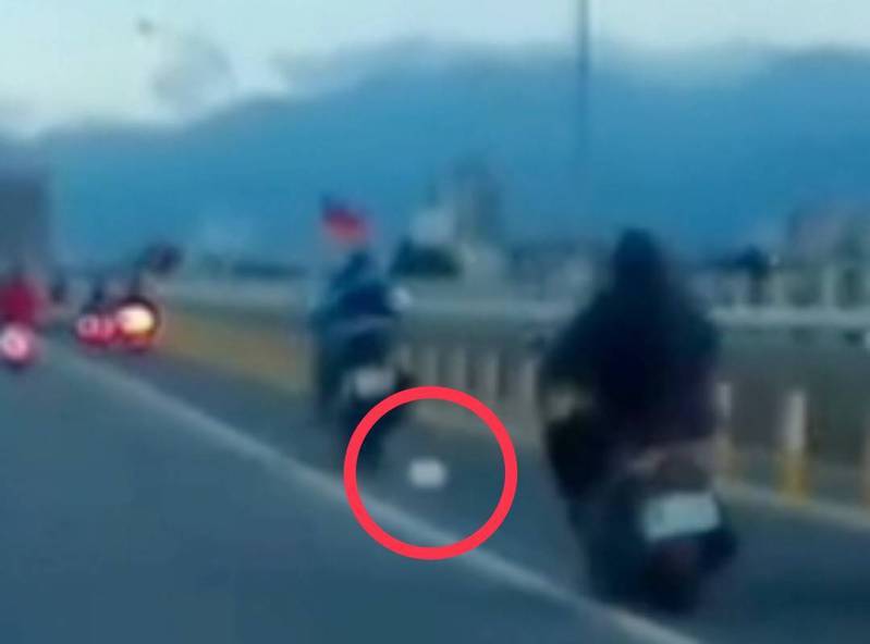 行駛中的機車掉落安全帽，帽子在路面滾跳，左方轎車為閃避自撞蘭陽橋護欄並翻車，下場很慘。圖／警方提供