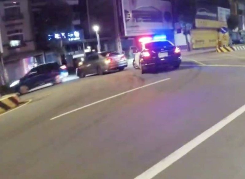 中壢警方凌晨街頭攔捕偽造車牌改裝車輛，二度上演警匪街頭追逐戰。圖／取自「社會事新聞影音」社群