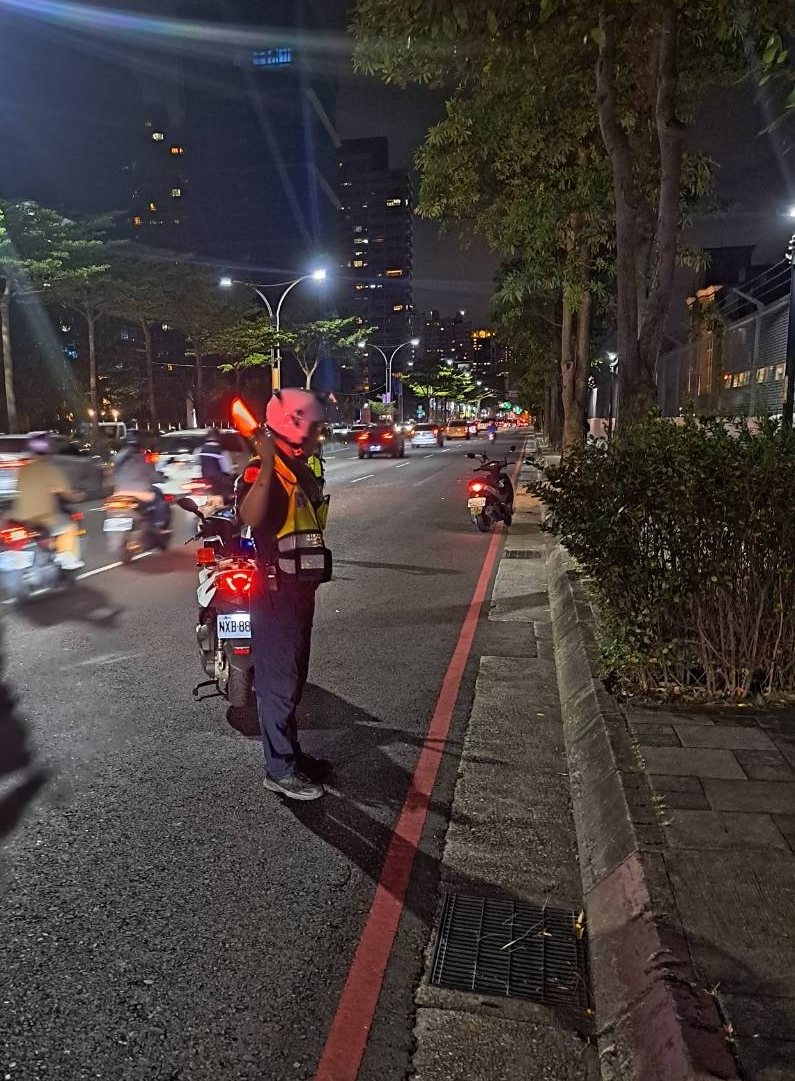 新北市淡水區中正東路二段往台北方向，昨天又有機車騎士不明原因自摔送醫不治，這條捷運鐵道旁的筆直馬路，過去3年多以來已經有3名機車騎士離奇車禍喪命，引發議論為何不設法找出原因。記者林昭彰／翻攝
