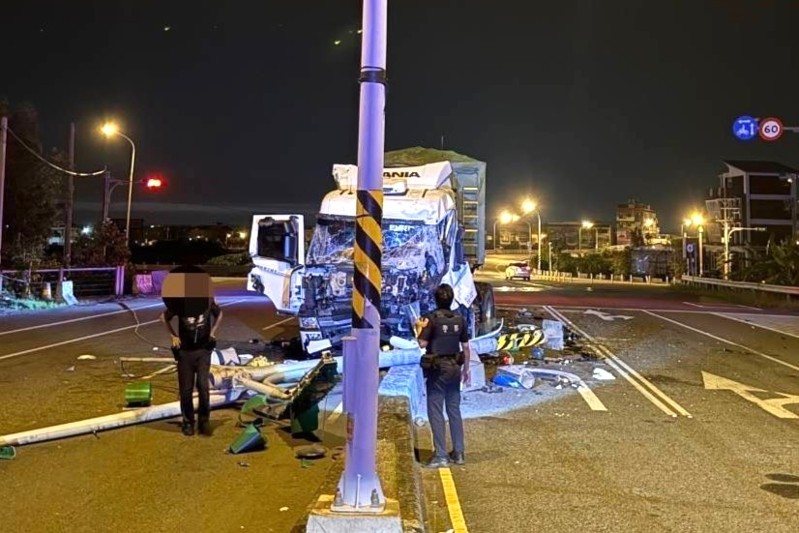 砂石大貨車在宜蘭濱海路迎面自撞安全島,由於撞擊力道相當大,不但造成車頭全毀,路口的交通號誌、監視器及路燈也攔腰折斷,駕駛腳部骨折。圖/警方提供 砂石大貨車在宜蘭濱海路迎面自撞安全島,由於撞擊力道相當大,不但造成車頭全毀,路口的交通號誌、監視器及路燈也攔腰折斷,駕駛腳部骨折。圖/警方提供