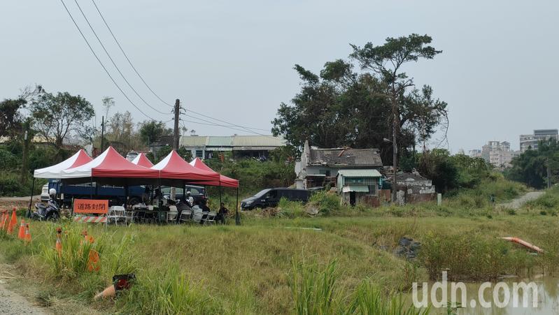 高雄市地政局今天拆舊眷村房子,發現1名獨居男子死於屋內。記者林保光/攝影 高雄市地政局今天拆舊眷村房子,發現1名獨居男子死於屋內。記者林保光/攝影