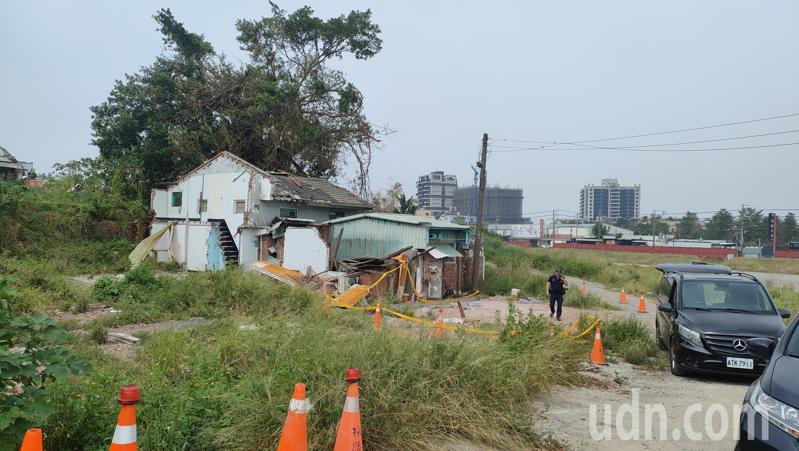 高雄市地政局今天拆舊眷村房子,發現1名獨居男子死於屋內。記者林保光/攝影 高雄市地政局今天拆舊眷村房子,發現1名獨居男子死於屋內。記者林保光/攝影