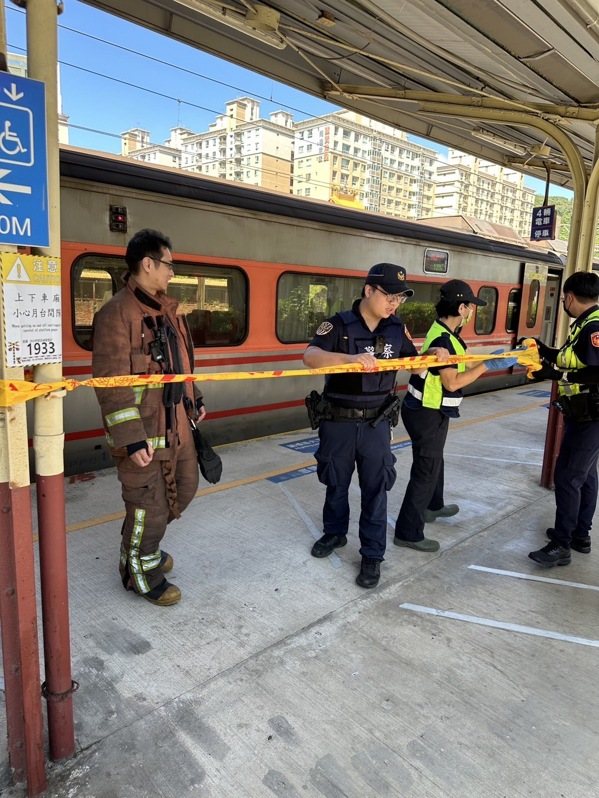 台鐵鶯歌車站今天中午12時許驚傳有人跳軌，被進站的123次自強號撞擊，新北市消防局獲報趕抵，發現人在列車底下已經肢解、頭顱破裂明顯死亡。鐵路警察已封鎖現場採證，南下部分列車因此受影響延遲。記者林昭彰／翻攝