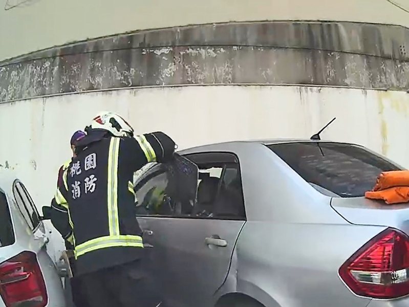 中壢王女下車不料車門鎖住,1歲幼兒受困車內緊急求助,員警破窗解除王女驚嚇。圖/警方提供 中壢王女下車不料車門鎖住,1歲幼兒受困車內緊急求助,員警破窗解除王女驚嚇。圖/警方提供