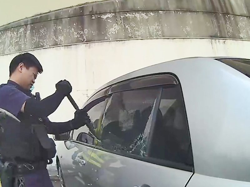 中壢王女下車不料車門鎖住,1歲幼兒受困車內緊急求助,員警破窗解除王女驚嚇。圖/警方提供 中壢王女下車不料車門鎖住,1歲幼兒受困車內緊急求助,員警破窗解除王女驚嚇。圖/警方提供