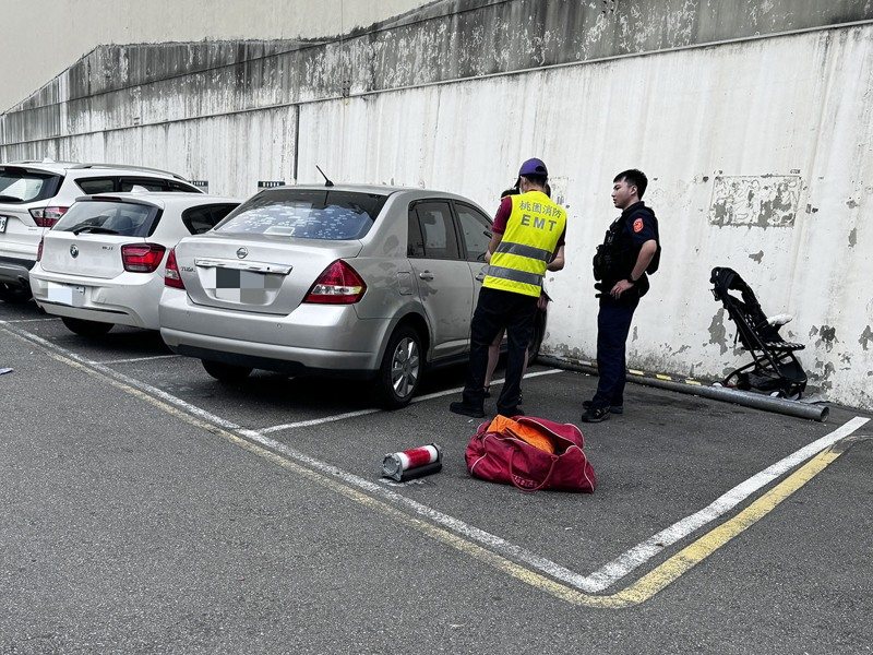 中壢王女下車不料車門鎖住,1歲幼兒受困車內緊急求助,員警破窗解除王女驚嚇。圖/警方提供 中壢王女下車不料車門鎖住,1歲幼兒受困車內緊急求助,員警破窗解除王女驚嚇。圖/警方提供