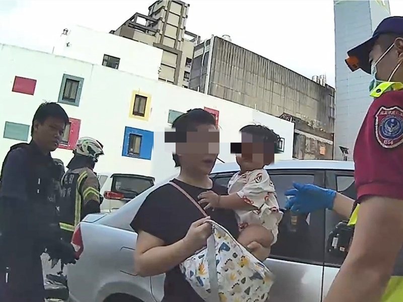 中壢王女下車不料車門鎖住,員警破窗,王女抱下幼兒結束驚嚇。圖/警方提供 中壢王女下車不料車門鎖住,員警破窗,王女抱下幼兒結束驚嚇。圖/警方提供