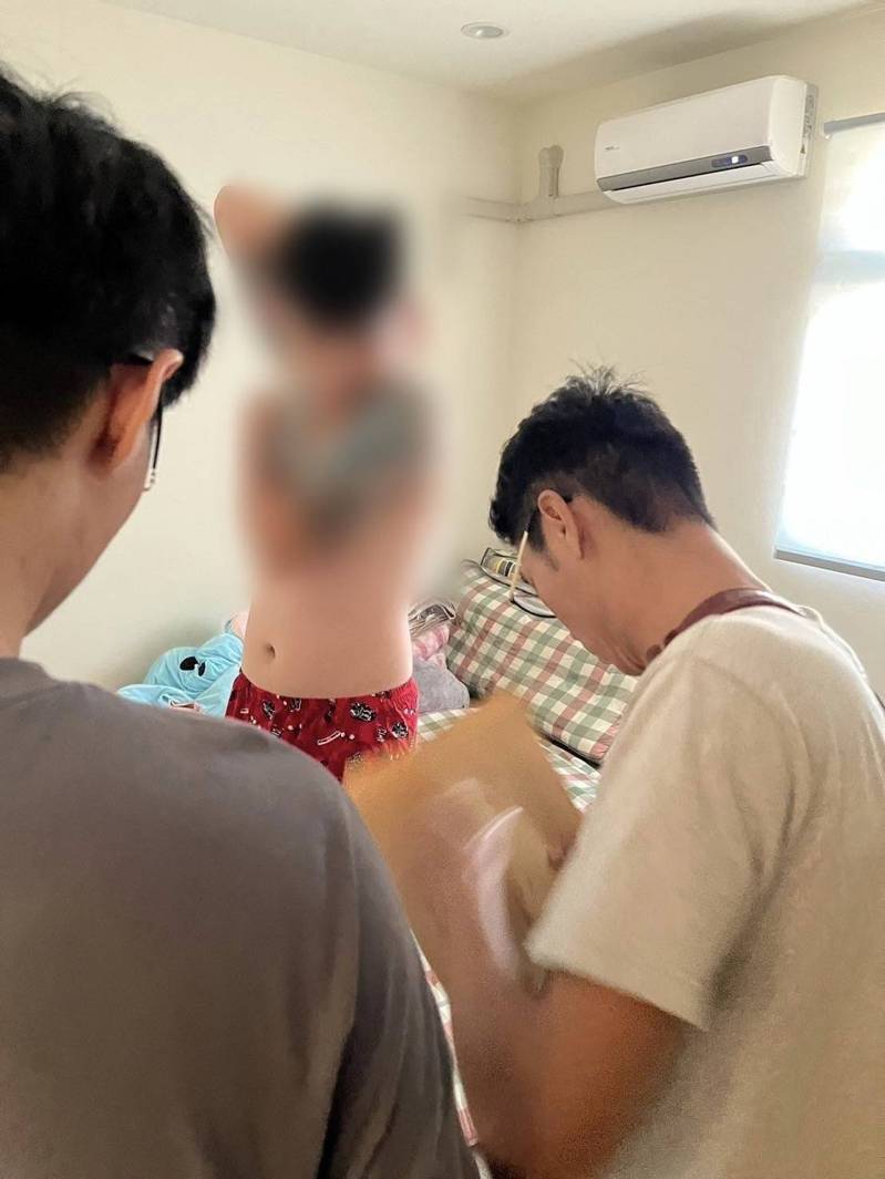 台78線發生逼車亮槍事件,警方循線抓兩男並取槍,原來是用假槍耍威風。記者蔡維斌/翻攝 台78線發生逼車亮槍事件,警方循線抓兩男並取槍,原來是用假槍耍威風。記者蔡維斌/翻攝