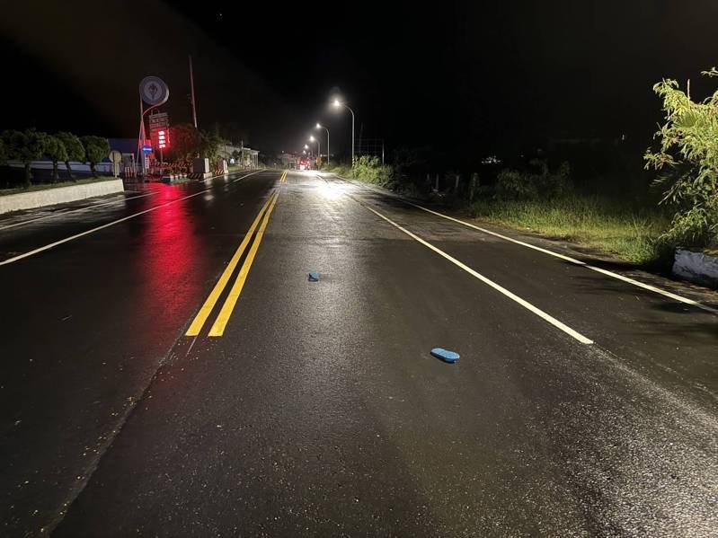 屏東縣滿州鄉5日深夜發生車禍，姜女無駕照卻開車，撞死走在馬路的曾男。記者劉星君／翻攝