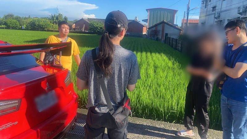 台78線發生逼車亮槍事件,警方循線抓兩男並取槍,原來是用假槍耍威風。記者蔡維斌/翻攝 台78線發生逼車亮槍事件,警方循線抓兩男並取槍,原來是用假槍耍威風。記者蔡維斌/翻攝