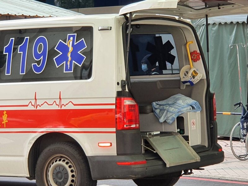 新北市林口區忠孝路569巷口，下午2時許傳有小貨車與21人座小型巴士和機車發生車禍，７人受傷送醫。示意圖／本報資料照