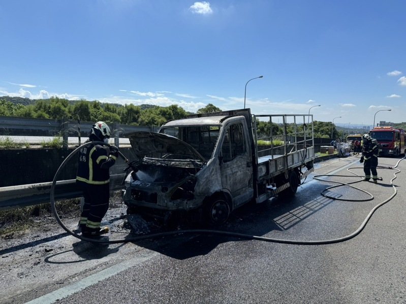 國1北向44.5公里桃園路段今上午發生一起火燒車事故，警消獲報趕抵現場救援，所幸53歲黃姓駕駛及時下車逃生，無人傷亡並且未波及其他車輛。記者周嘉茹／提供