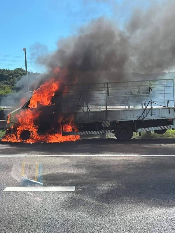 國1北向44.5公里桃園路段今上午發生一起火燒車事故，警消獲報趕抵現場救援，所幸53歲黃姓駕駛及時下車逃生，無人傷亡並且未波及其他車輛。記者周嘉茹／提供