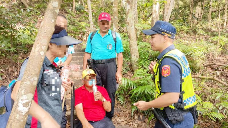 一支登山隊伍挑戰台中和平橫嶺山，疑錯判難度，4人體力耗盡獲救。圖／警方提供