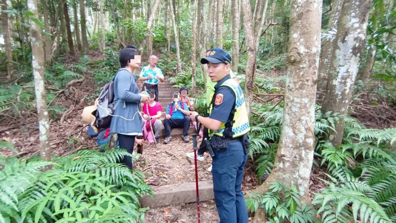 一支登山隊伍挑戰台中和平橫嶺山，疑錯判難度，4人體力耗盡獲救。圖／警方提供