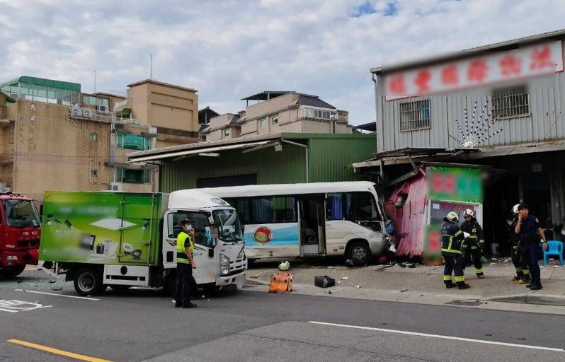 新北市林口區忠孝路569巷下午發生的車禍，經查是市政府免費巴士和物流小貨車發生擦撞，21人座巴士衝上人行道，迎面撞擊鐵皮搭建的檳榔攤，波及路過快遞機車。記者林昭彰／翻攝