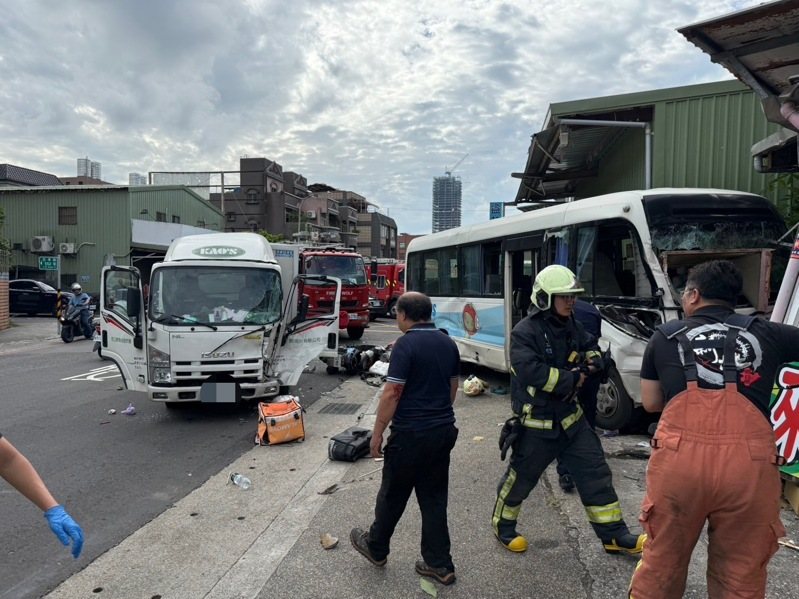 新北市林口區忠孝路569巷下午發生的車禍，經查是市政府免費巴士和物流小貨車發生擦撞，21人座巴士衝上人行道，迎面撞擊鐵皮搭建的檳榔攤，波及路過快遞機車。記者林昭彰／翻攝