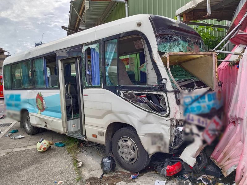 新北市林口區忠孝路569巷下午發生的車禍，經查是市政府免費巴士和物流小貨車發生擦撞，21人座巴士衝上人行道，迎面撞擊鐵皮搭建的檳榔攤，波及路過快遞機車。記者林昭彰／翻攝