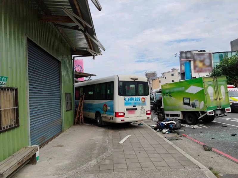 新北市林口區忠孝路569巷下午發生的車禍，經查是市政府免費巴士和物流小貨車發生擦撞，21人座巴士衝上人行道，迎面撞擊鐵皮搭建的檳榔攤，波及路過快遞機車。記者林昭彰／翻攝