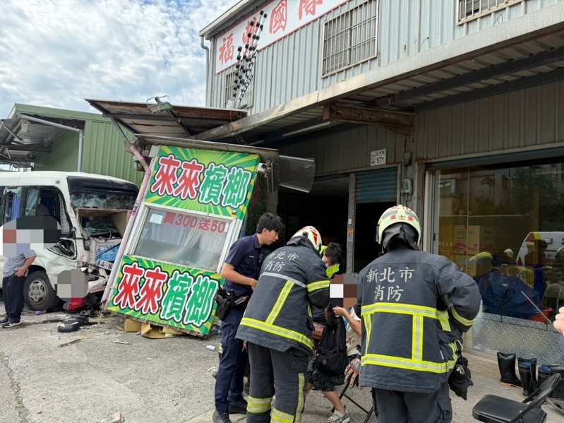 新北市林口區忠孝路569巷下午發生的車禍，經查是市政府免費巴士和物流小貨車發生擦撞，21人座巴士衝上人行道，迎面撞擊鐵皮搭建的檳榔攤，波及路過快遞機車。記者林昭彰／翻攝