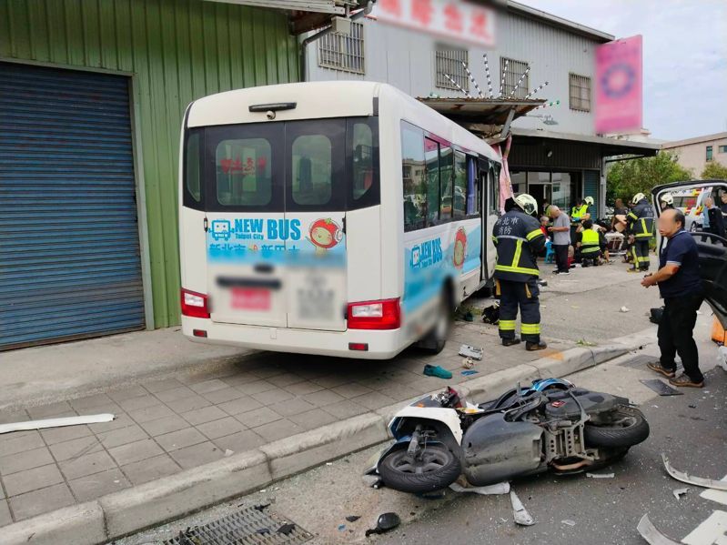 新北市林口區忠孝路569巷下午發生的車禍，經查是市政府免費巴士和物流小貨車發生擦撞，21人座巴士衝上人行道，迎面撞擊鐵皮搭建的檳榔攤，波及路過快遞機車。記者林昭彰／翻攝