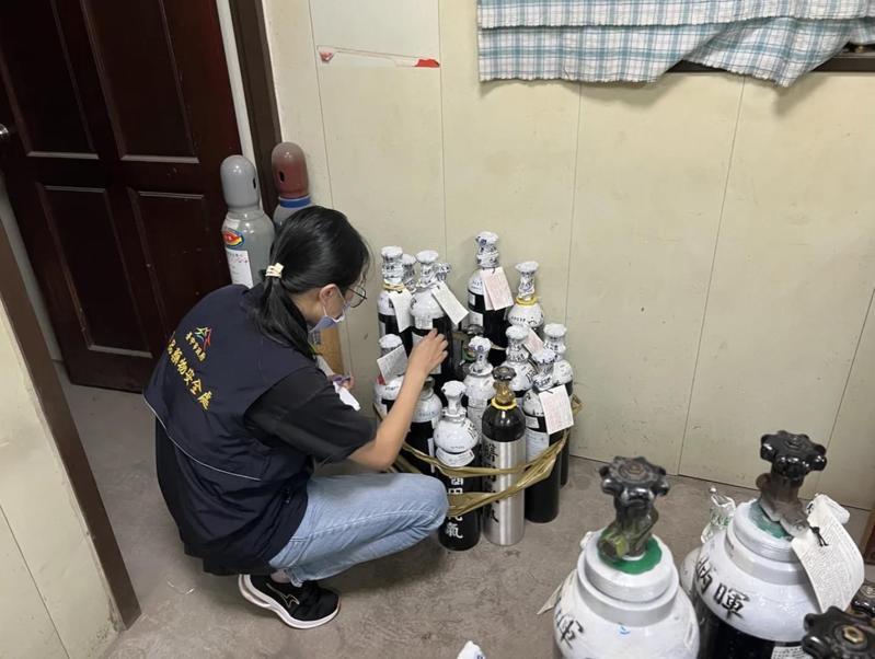 台中市昞暉公司涉嫌以工業用氧氣混充醫用氧氣,市府食藥處與檢調在今年8月間前往搜索。圖/台中市政府提供 台中市昞暉公司涉嫌以工業用氧氣混充醫用氧氣,市府食藥處與檢調在今年8月間前往搜索。圖/台中市政府提供