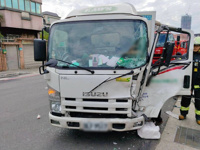 新北市林口區忠孝路569巷下午發生的車禍，經查是市政府免費巴士和物流小貨車發生擦撞，21人座巴士衝上人行道，迎面撞擊鐵皮搭建的檳榔攤，波及路過快遞機車。記者林昭彰／翻攝