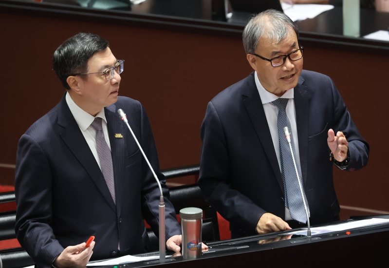 針對校園電子菸問題日益嚴重?含毒菸彈滲透校園,政院長卓榮泰(左)表示必須強烈取締,黑金槍毒詐是我們5打7安重要的列項,我們會盡力的處理,教育部長鄭英耀(右)則表示菸毒防治,社區、學校跟家庭都要共同來合作,對於法令上違法的東西,會在相關課程融入或加強這方面的宣導。記者曾學仁/攝影 針對校園電子菸問題日益嚴重?含毒菸彈滲透校園,政院長卓榮泰(左)表示必須強烈取締,黑金槍毒詐是我們5打7安重要的列項,我們會盡力的處理,教育部長鄭英耀(右)則表示菸毒防治,社區、學校跟家庭都要共同來合作,對於法令上違法的東西,會在相關課程融入或加強這方面的宣導。記者曾學仁/攝影
