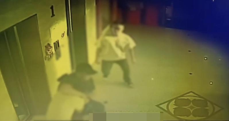 新竹縣馮姓男子涉嫌毒品不法，台中檢警在今年6月間收網抓人，警方趁馮出電梯時擒抱逮人。記者陳宏睿／翻攝