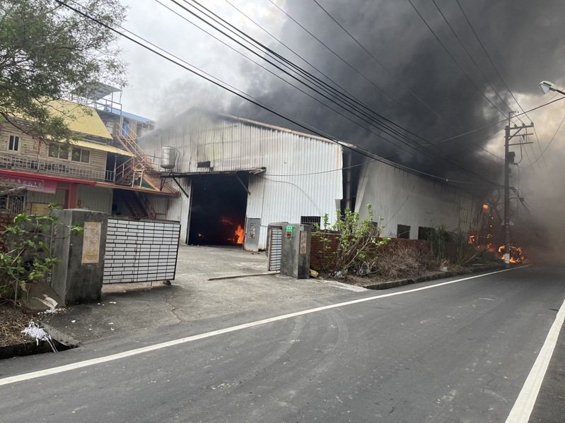 高雄市林園區1處漁網工廠下午發生火警，濃煙竄升。記者林保光／翻攝