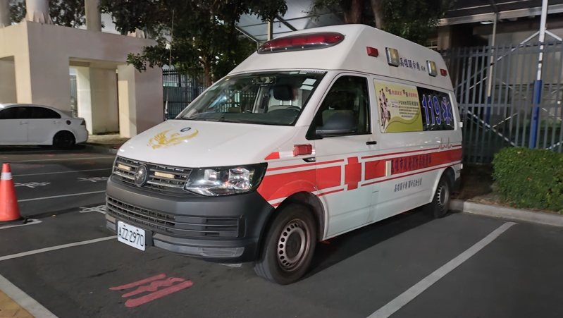 高雄發生工安意外,男子無生命跡象,由救護車急送長庚急救。示意圖。本報資料照 高雄發生工安意外,男子無生命跡象,由救護車急送長庚急救。示意圖。本報資料照